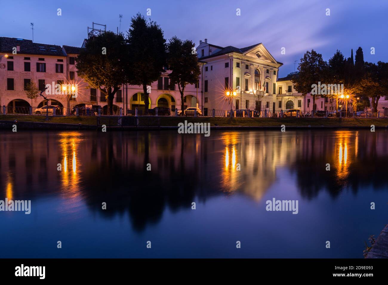 Malerischer Blick auf die Sile im Stadtzentrum Mit Lichtreflexionen auf dem Wasser in der Nacht Treviso Italien Stockfoto