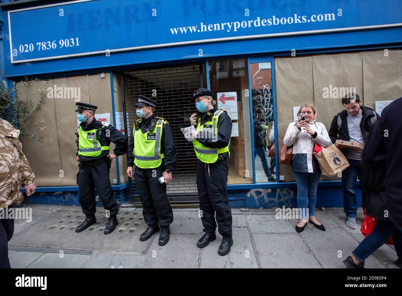 Die Metropolitan Police kontrolliert den Anti-Lockdown-Protest "Save Our Rights" London gegen Beschränkungen der Sperrung durch Coronavirus-Pandemie Stockfoto