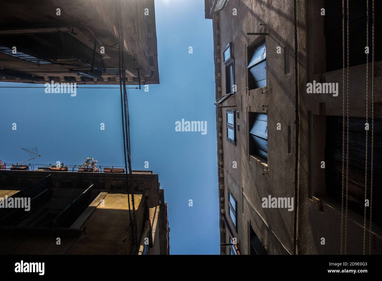 Blick auf den Himmel zwischen Gebäuden Stockfoto