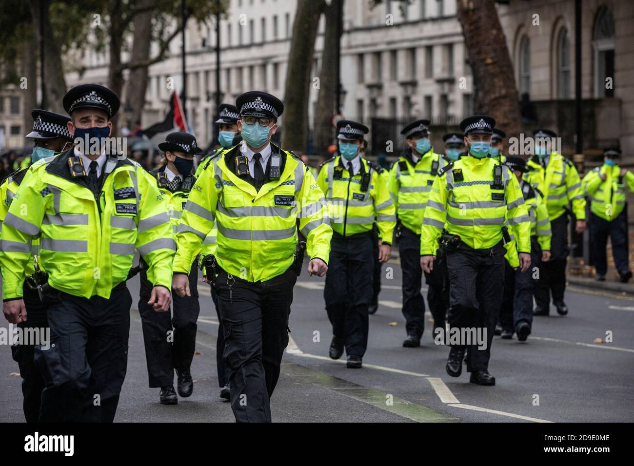 Die Metropolitan Police kontrolliert den Anti-Lockdown-Protest "Save Our Rights" London gegen Beschränkungen der Sperrung durch Coronavirus-Pandemie Stockfoto