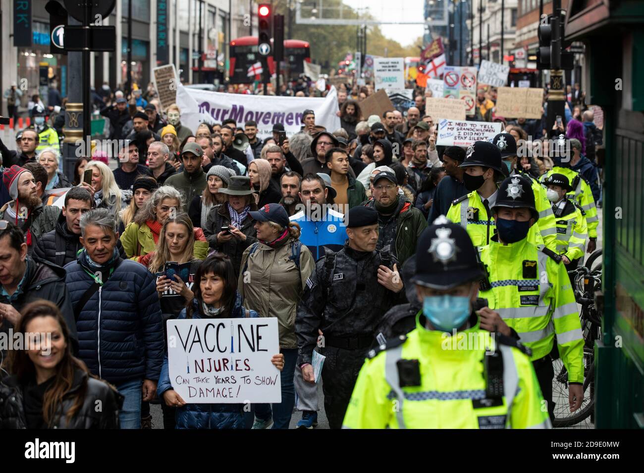Die Metropolitan Police kontrolliert den Anti-Lockdown-Protest "Save Our Rights" London gegen Beschränkungen der Sperrung durch Coronavirus-Pandemie Stockfoto