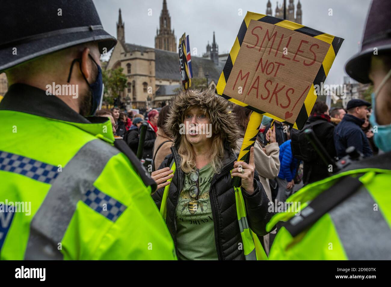 Die Metropolitan Police kontrolliert den Anti-Lockdown-Protest "Save Our Rights" London gegen Beschränkungen der Sperrung durch Coronavirus-Pandemie Stockfoto