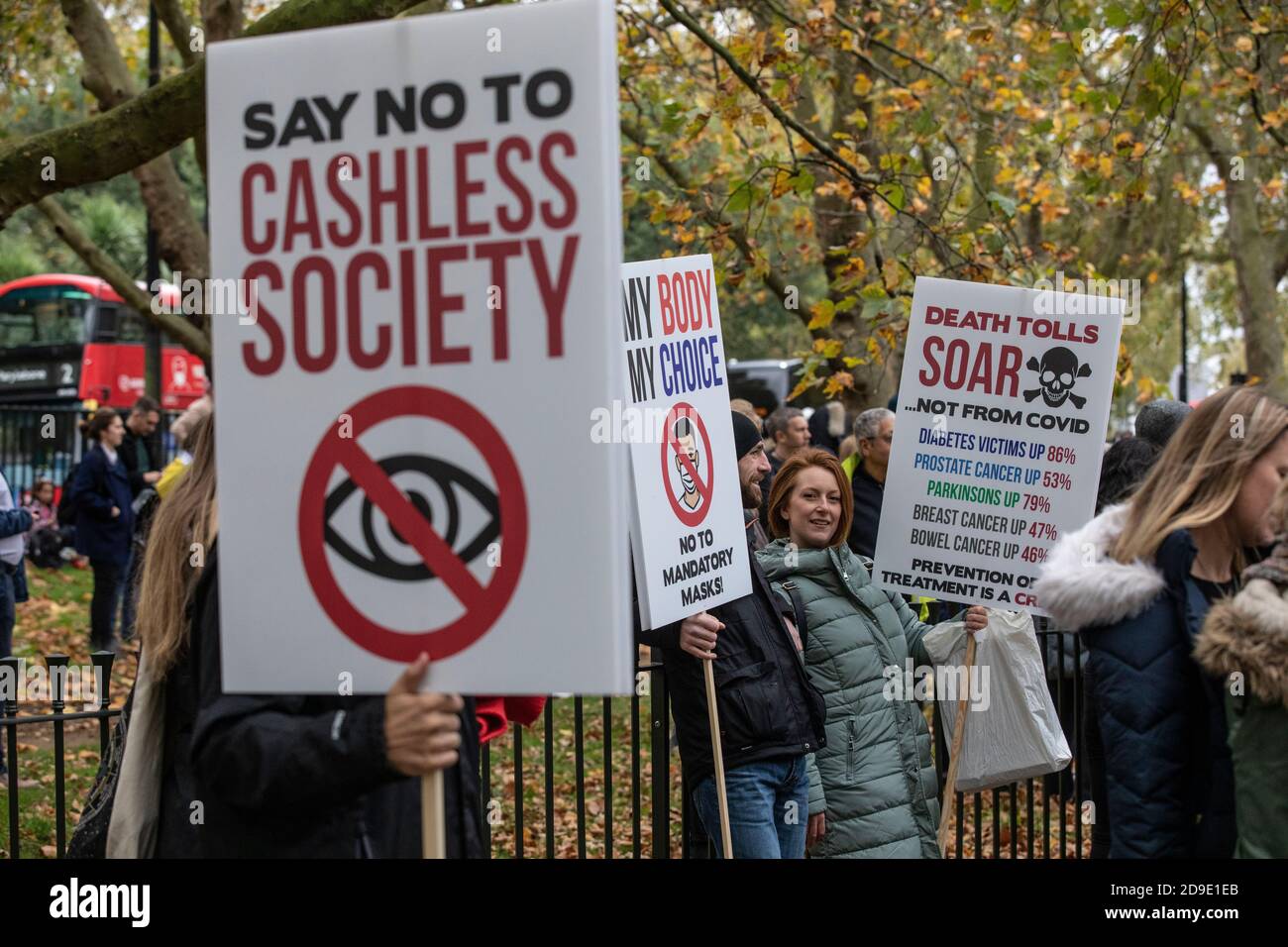 Anti-Lockdown-Protest gegen die jüngste Blockierung der Coronavirus-Pandemie durch die britische Regierung, um die Ausbreitung des Virus zu verlangsamen. Stockfoto