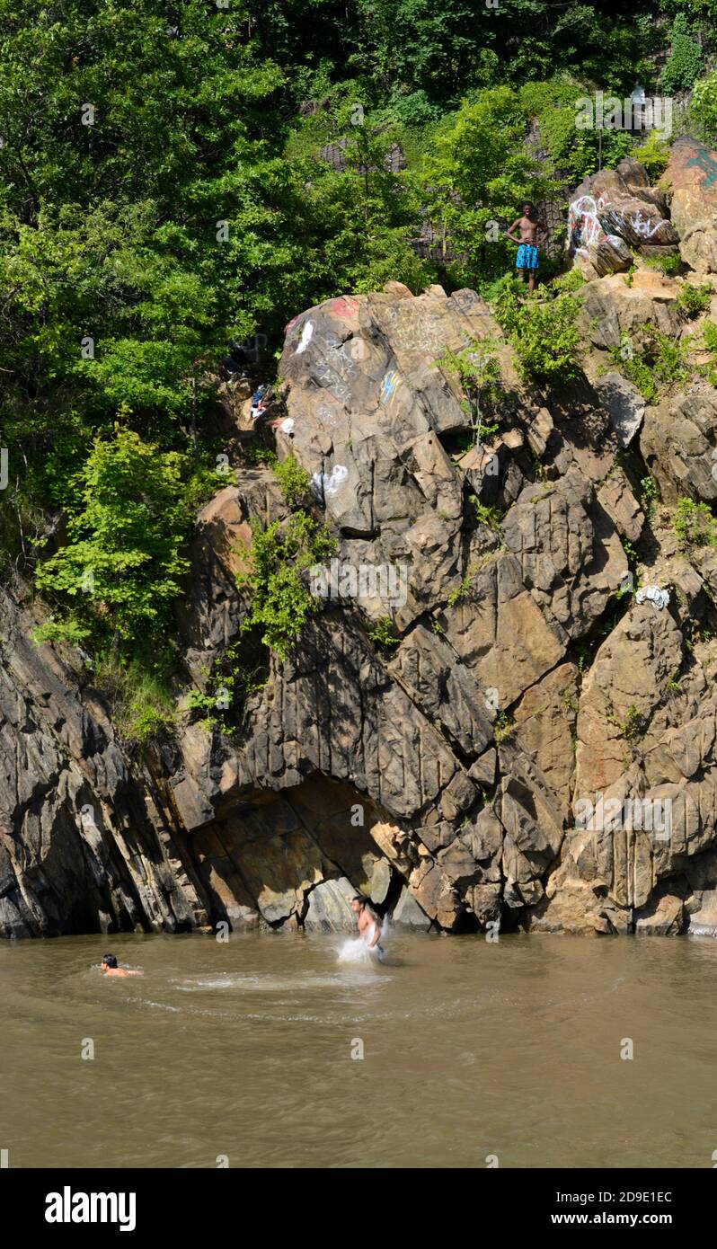 New York, Bronx, Hudson River, Boys Cliff Jumping (Bild 3) im Jungle and Capone’s Chair am Spuyten Duyvil Creek. Vom Touristenboot der Circle Line aus gesehen Stockfoto