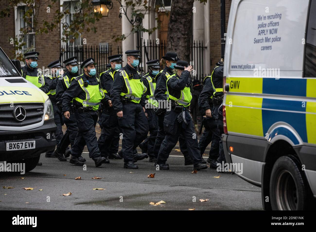 Die Metropolitan Police kontrolliert den Anti-Lockdown-Protest "Save Our Rights" London gegen Beschränkungen der Sperrung durch Coronavirus-Pandemie Stockfoto