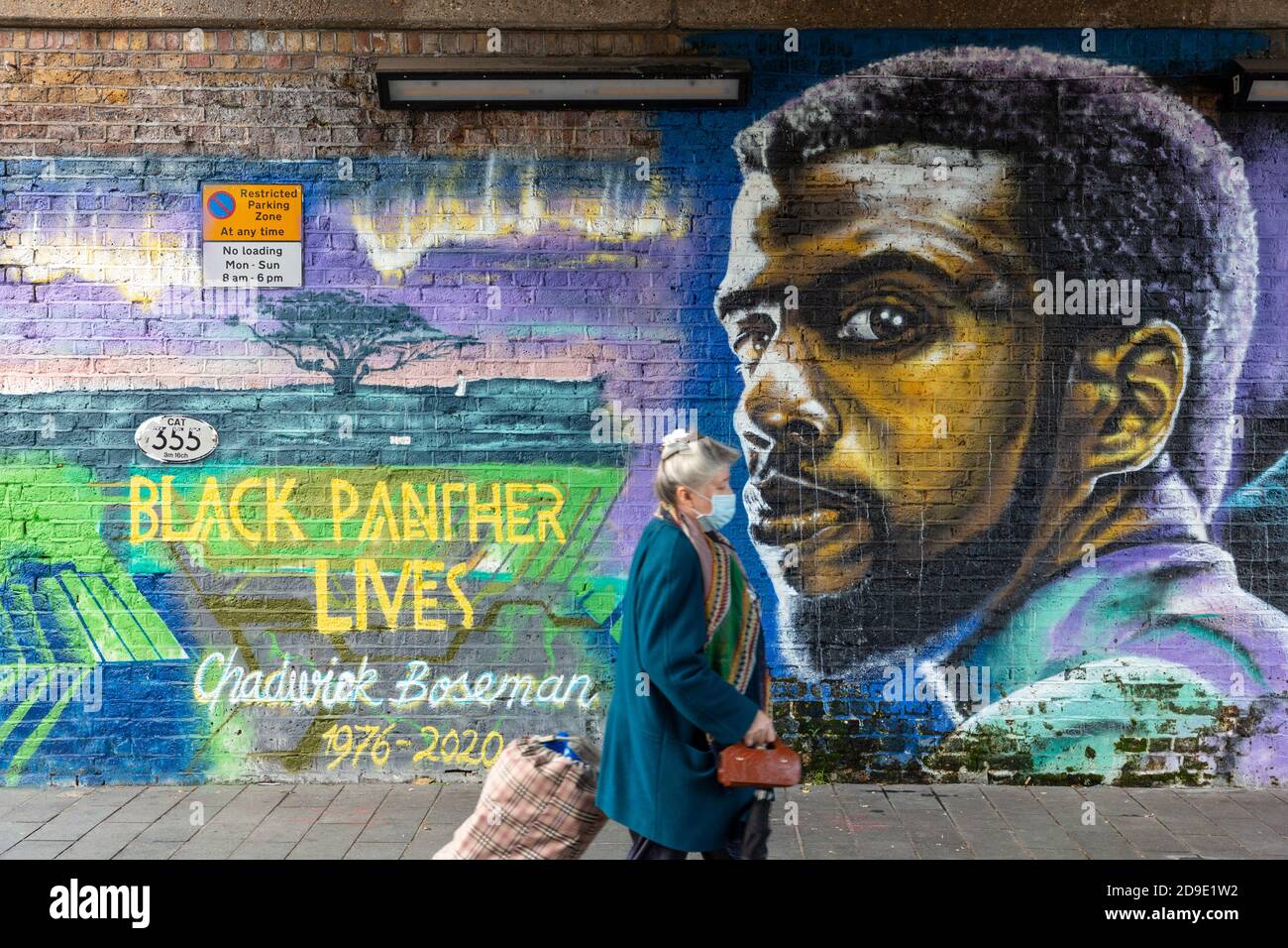 Buntes Tribute-Wandgemälde an den verstorbenen Schauspieler Chadwick Boseman auf der Pope's Road, Brixton, London, 4. November 2020 Stockfoto