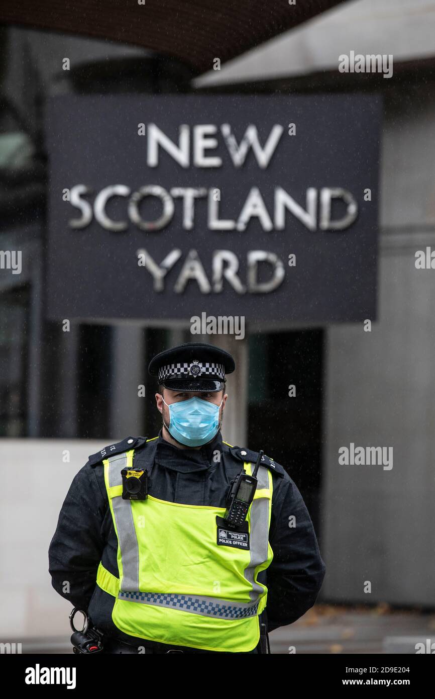 Die Metropolitan Police kontrolliert den Anti-Lockdown-Protest "Save Our Rights" London gegen Beschränkungen der Sperrung durch Coronavirus-Pandemie Stockfoto