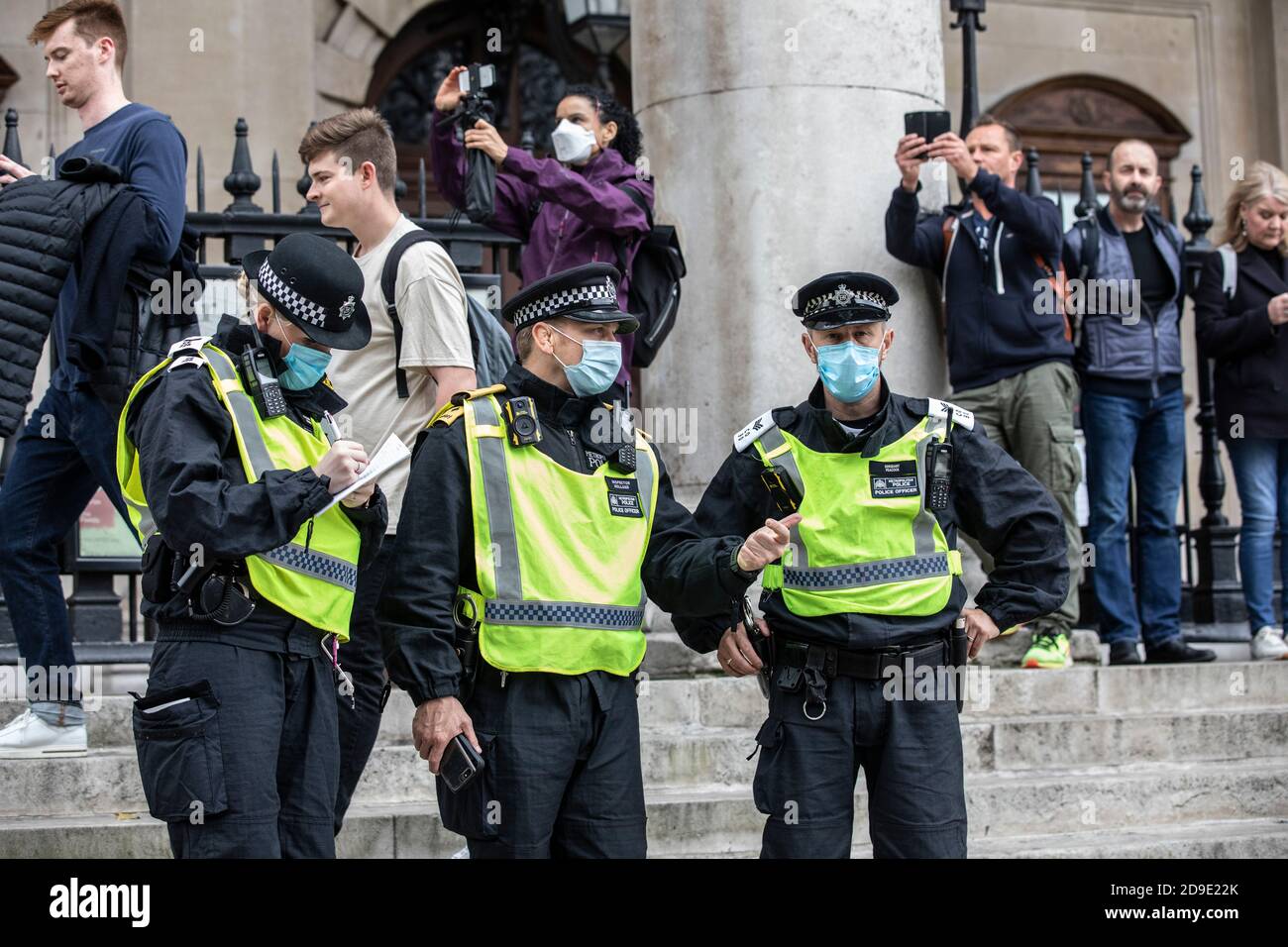 Die Metropolitan Police kontrolliert den Anti-Lockdown-Protest "Save Our Rights" London gegen Beschränkungen der Sperrung durch Coronavirus-Pandemie Stockfoto