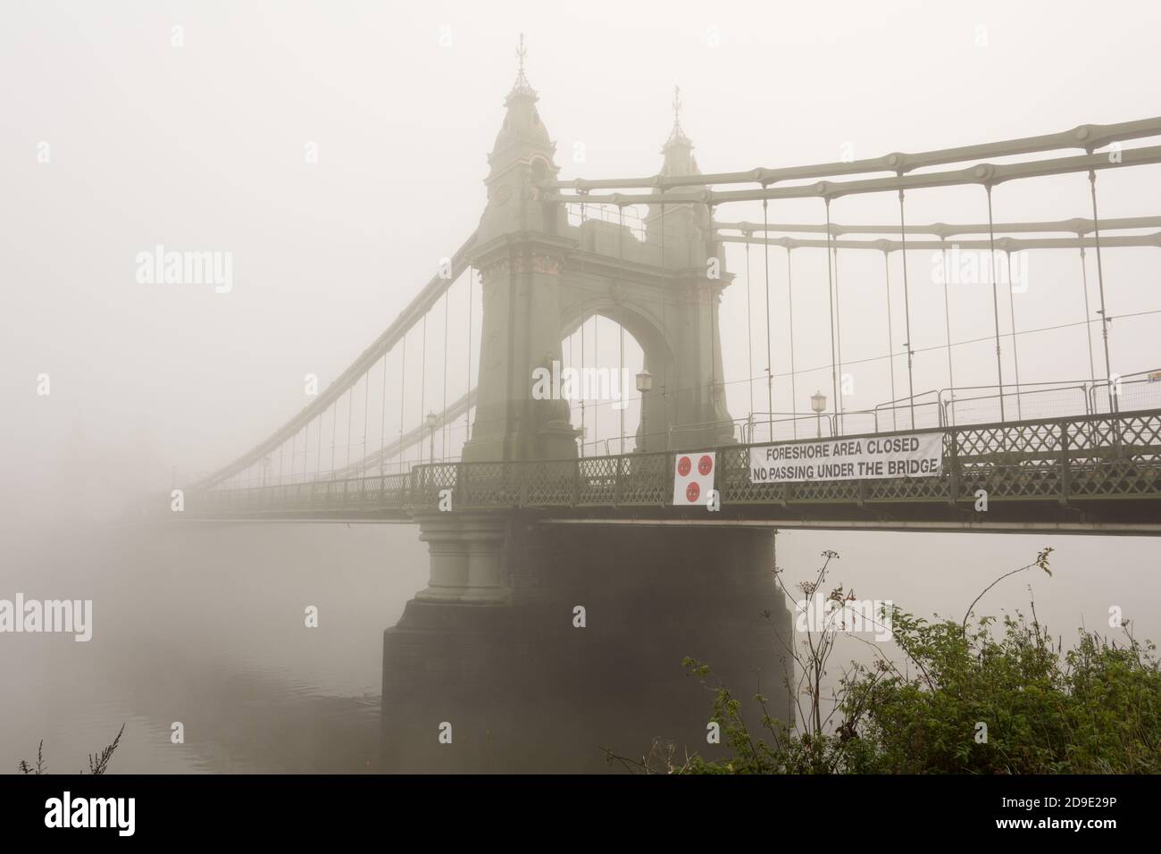 London, England, Großbritannien. November 2020. Ein nebliger Tag an der Hammersmith Bridge in London an der Themse © Benjamin John Stockfoto