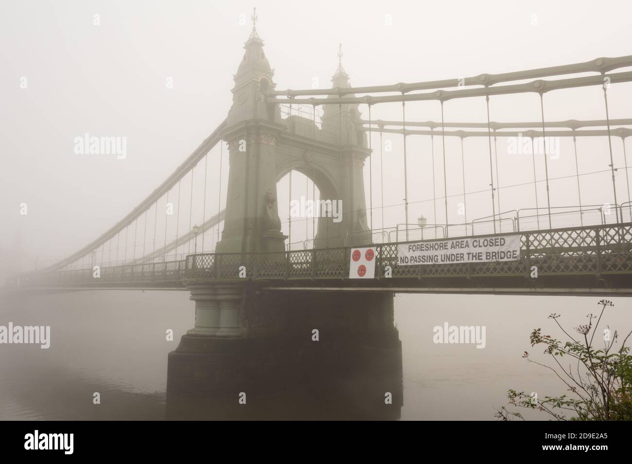 London, England, Großbritannien. November 2020. Ein nebliger Tag an der Hammersmith Bridge in London an der Themse © Benjamin John Stockfoto