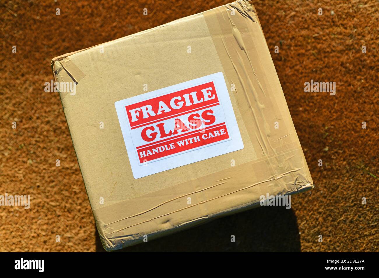 Warnschild aus zerbrechlichem Glas auf dem Paket Stockfoto
