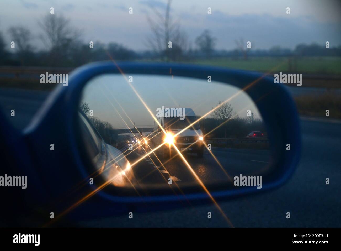 Van in der Dämmerung im Fahrzeug Flügel Spiegel york yorkshire reflektiert vereinigtes Königreich Stockfoto