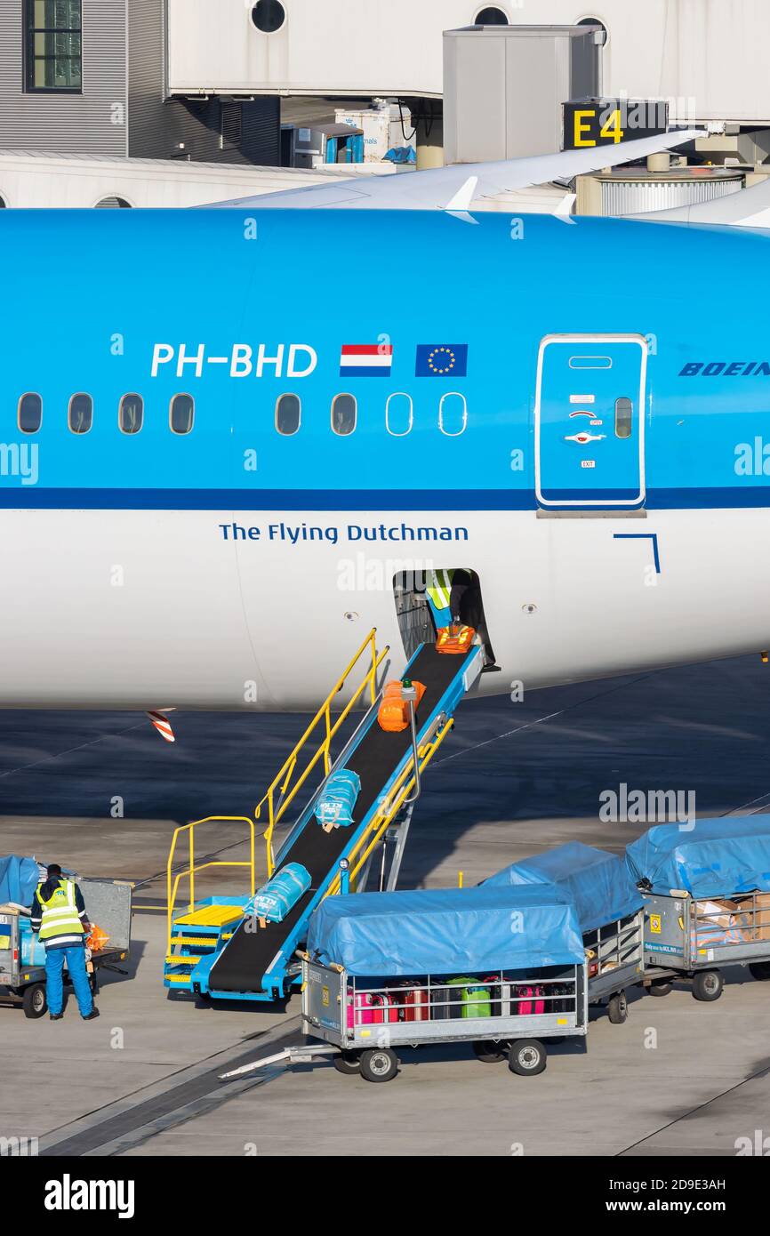 Schiphol, Niederlande - 16. Januar 2020: Verladung von Passagierkoffern und Fracht an Bord eines KLM Boeing-Flugzeugs auf dem Flughafen Schiphol, The Net Stockfoto