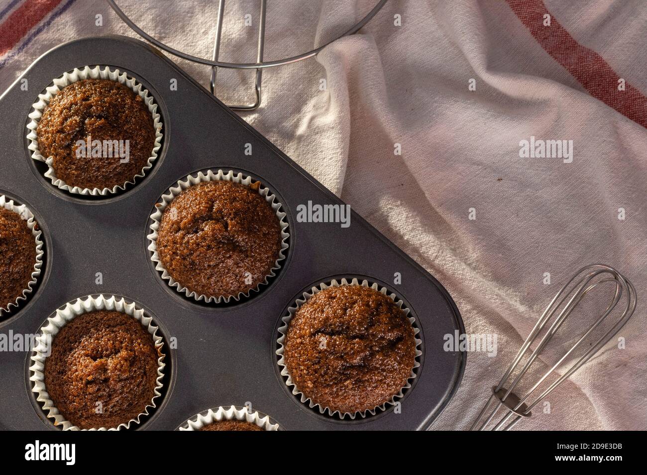 Draufsicht auf ein Tablett voller hausgemachter Schokoladenmuffin tasse Kuchen Stockfoto