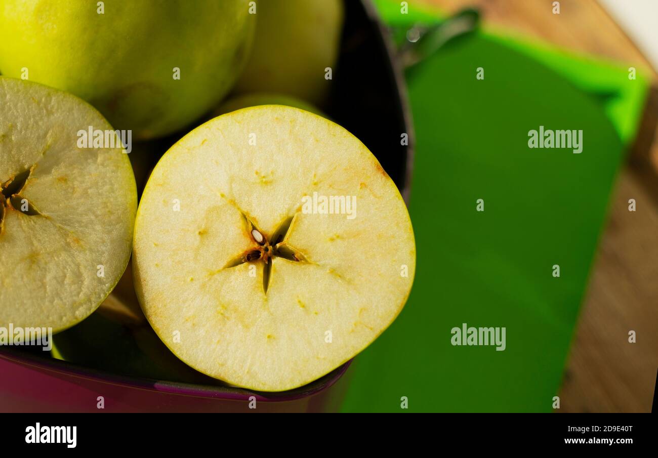 Äpfel in Scheiben geschnitten ​​across. Sternförmige Apfelkerne. Nahaufnahme. Stockfoto