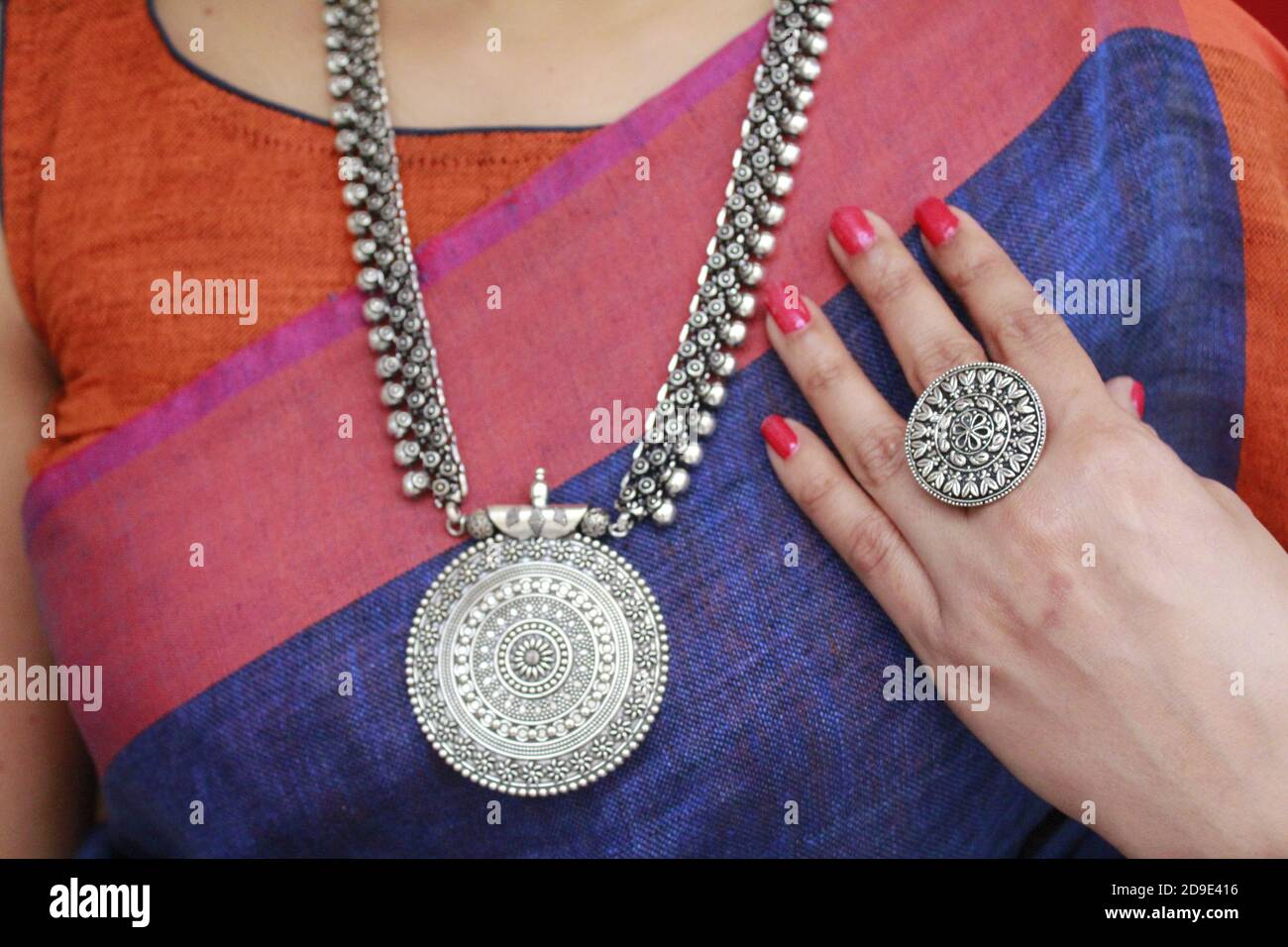 Indische Frau trägt Bohemian aussehende oxidierte Halskette Stockfoto