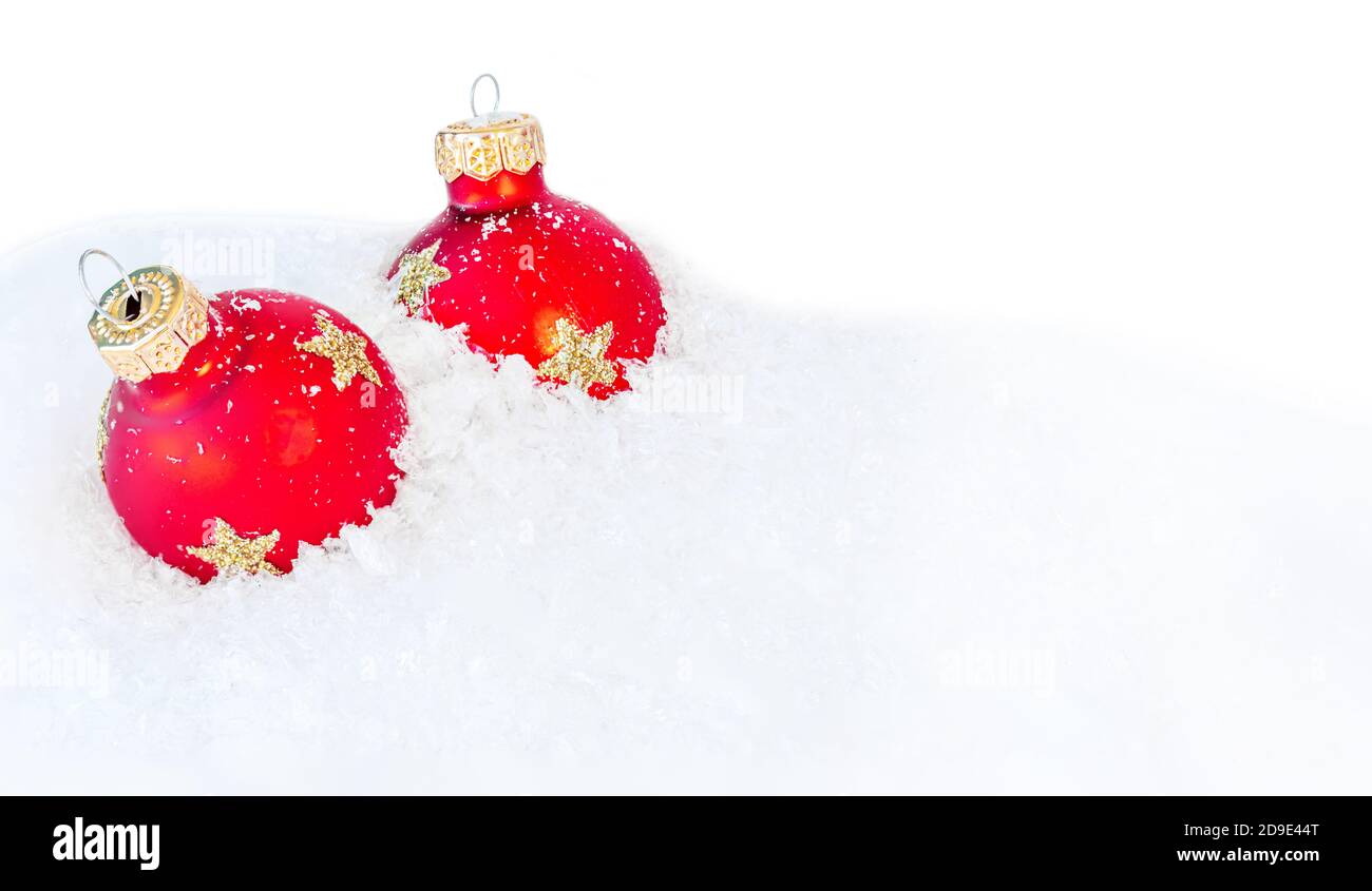 Weihnachtskomposition mit roten Kugeln und Schnee isoliert auf weißem Hintergrund. Weihnachten, Winter, Neujahr Konzept. Stockfoto