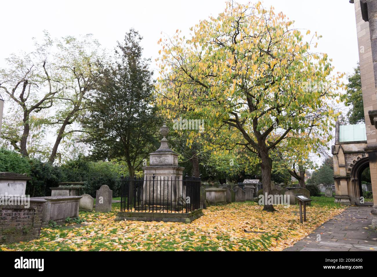 Das Grab von William Hogarth auf dem Friedhof der St. Nicholas' Parish Church in Chiswick, West London, Großbritannien Stockfoto