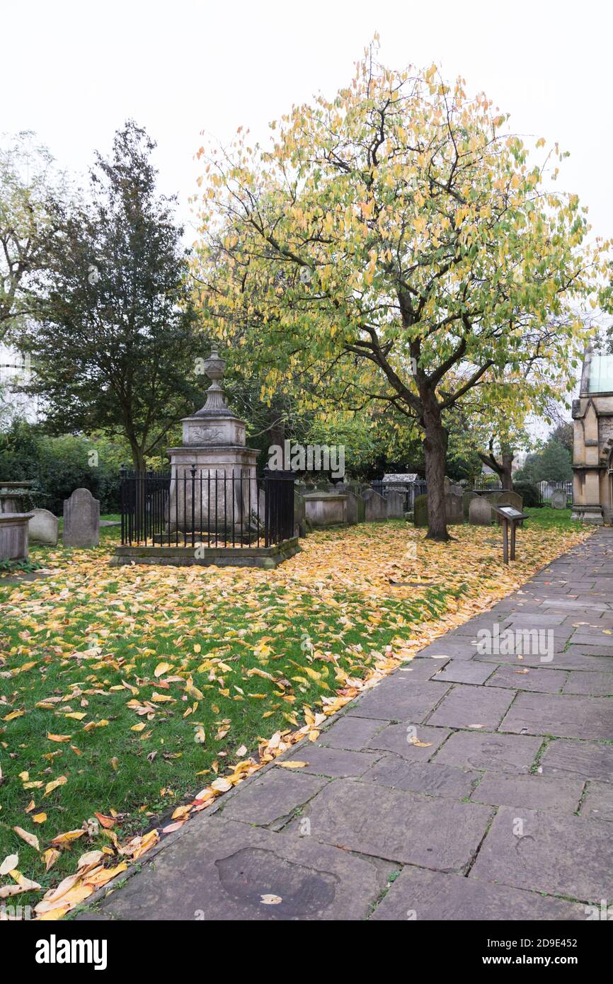 Das Grab von William Hogarth auf dem Friedhof der St. Nicholas' Parish Church in Chiswick, West London, Großbritannien Stockfoto