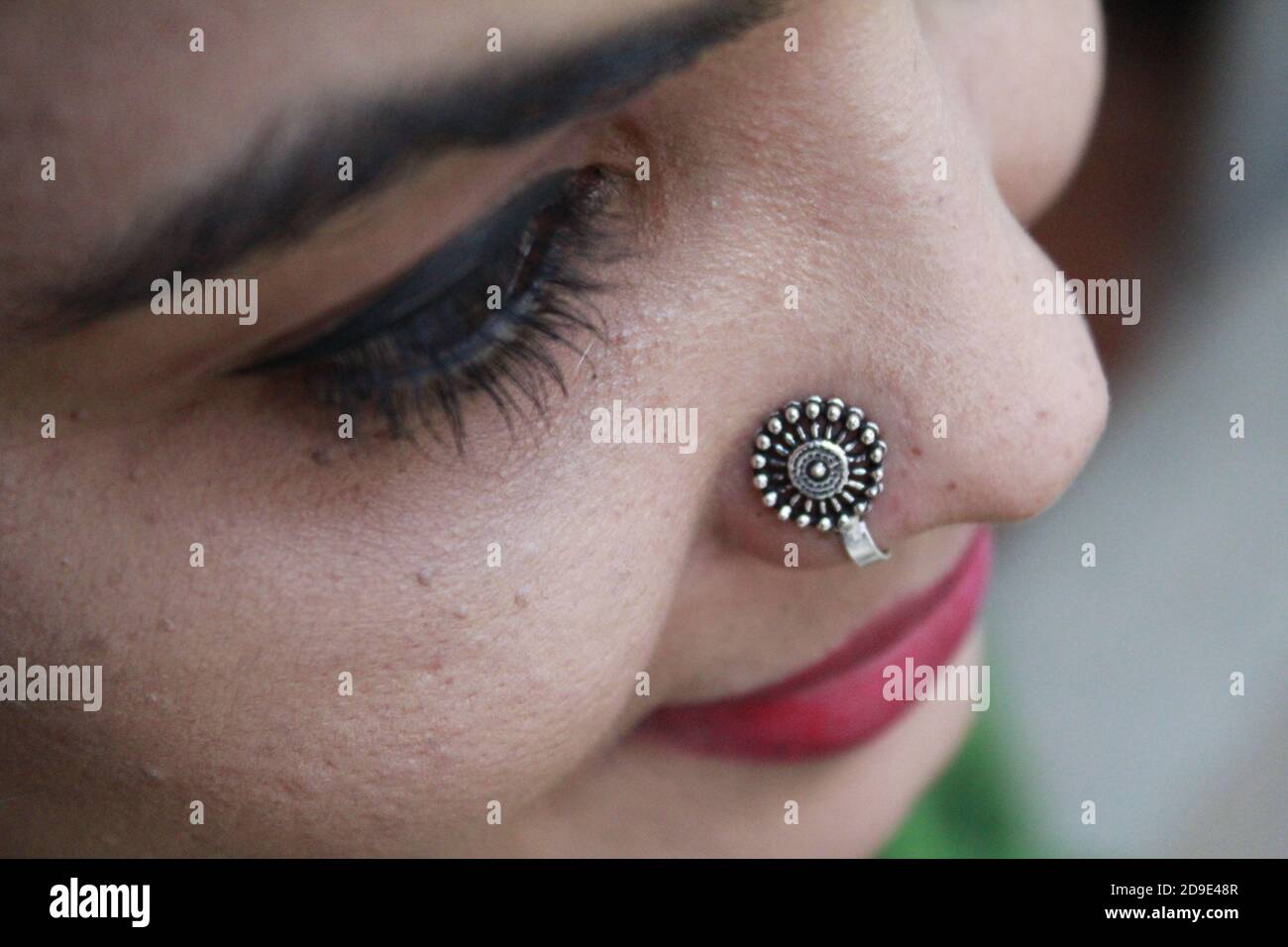 Schöne indische Frau trägt Nope Pin Stockfoto
