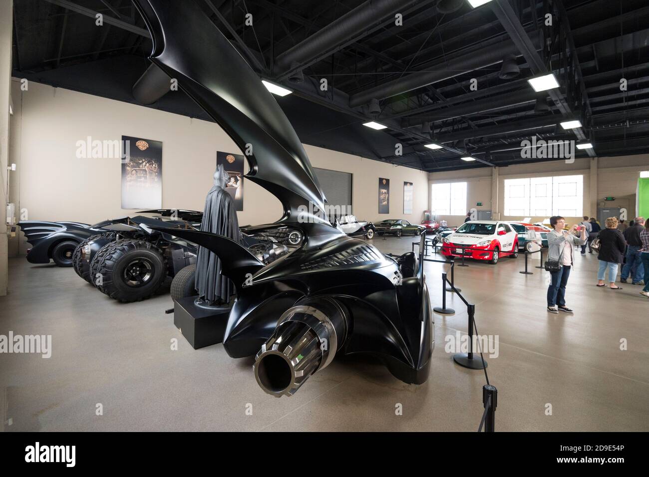 Die Warner Bros Studios in Los Angeles, USA: museum mit Fahrzeugen und Batmans Auto, das Batmobile Stockfoto