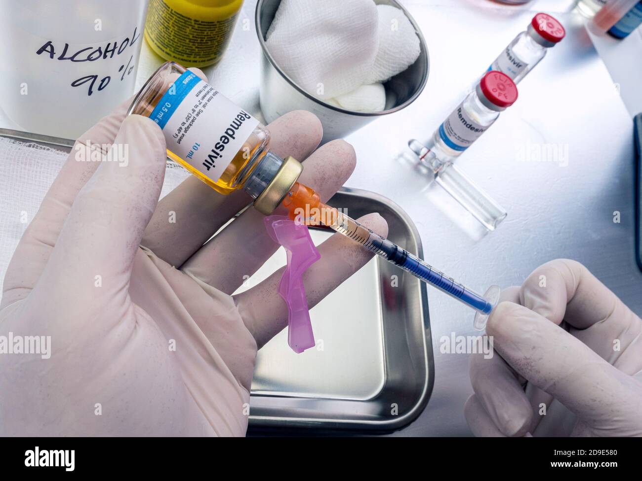 Krankenschwester bereitet medizinische Spritze mit Remdesivir in einem Krankenhaus, konzeptionelle Bild Stockfoto