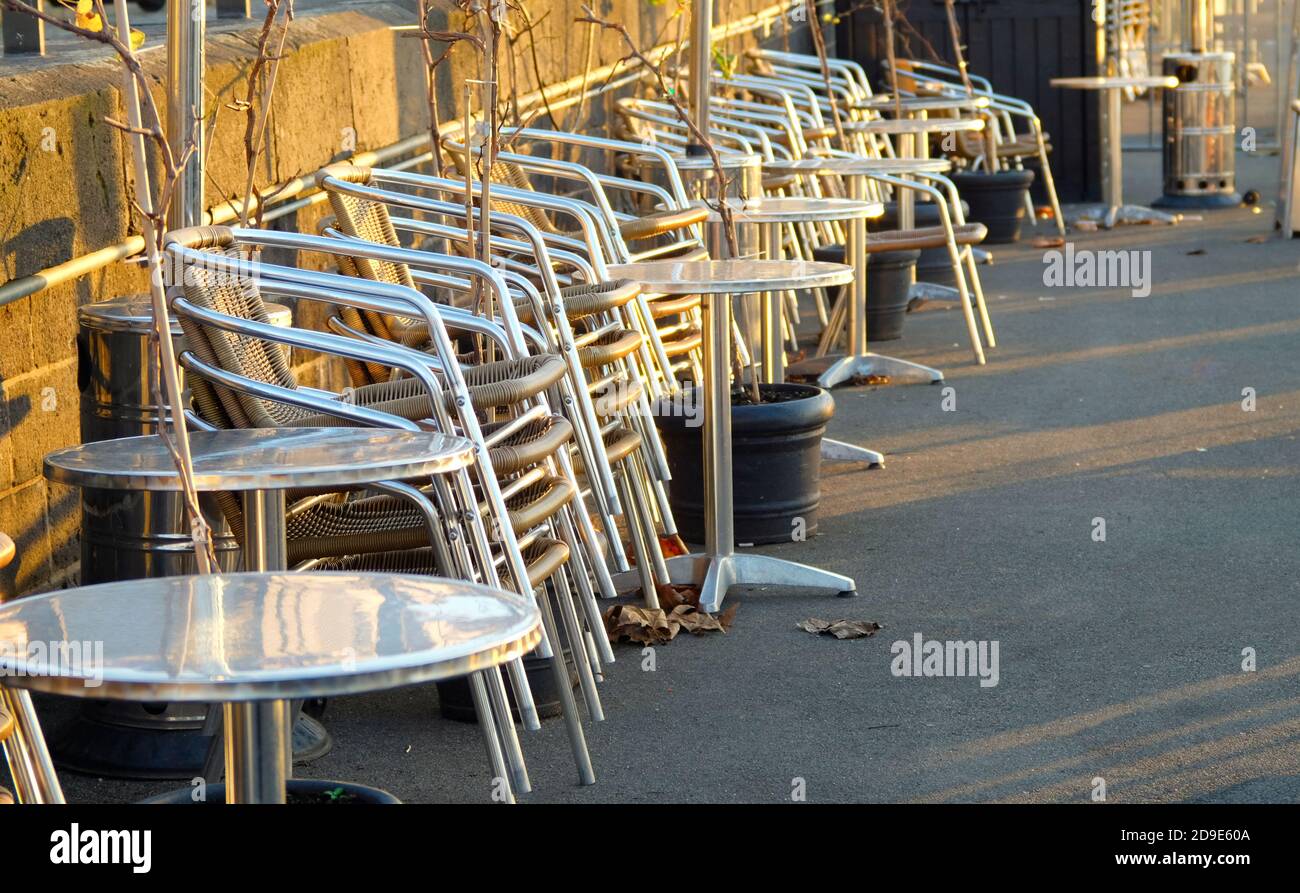 Gastro-Sperre in Deutschland, geschlossenes Restaurant, Café oder Bar wegen Corona-Epidemie, Nahaufnahme der gelagerten Tische und Stühle, symbolisches Bild Stockfoto