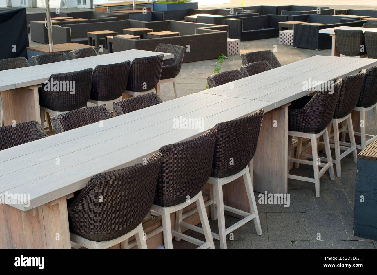 Gastro-Sperre in Deutschland, geschlossenes Restaurant, Café oder Bar wegen Corona-Epidemie, Nahaufnahme der gelagerten Tische und Stühle, symbolisches Bild Stockfoto