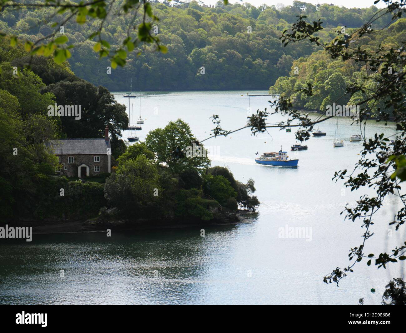 Ein Touristenboot fährt an Ferryman's Cottage auf dem Truro River in Malpas, Truro, Cornwall vorbei. Stockfoto