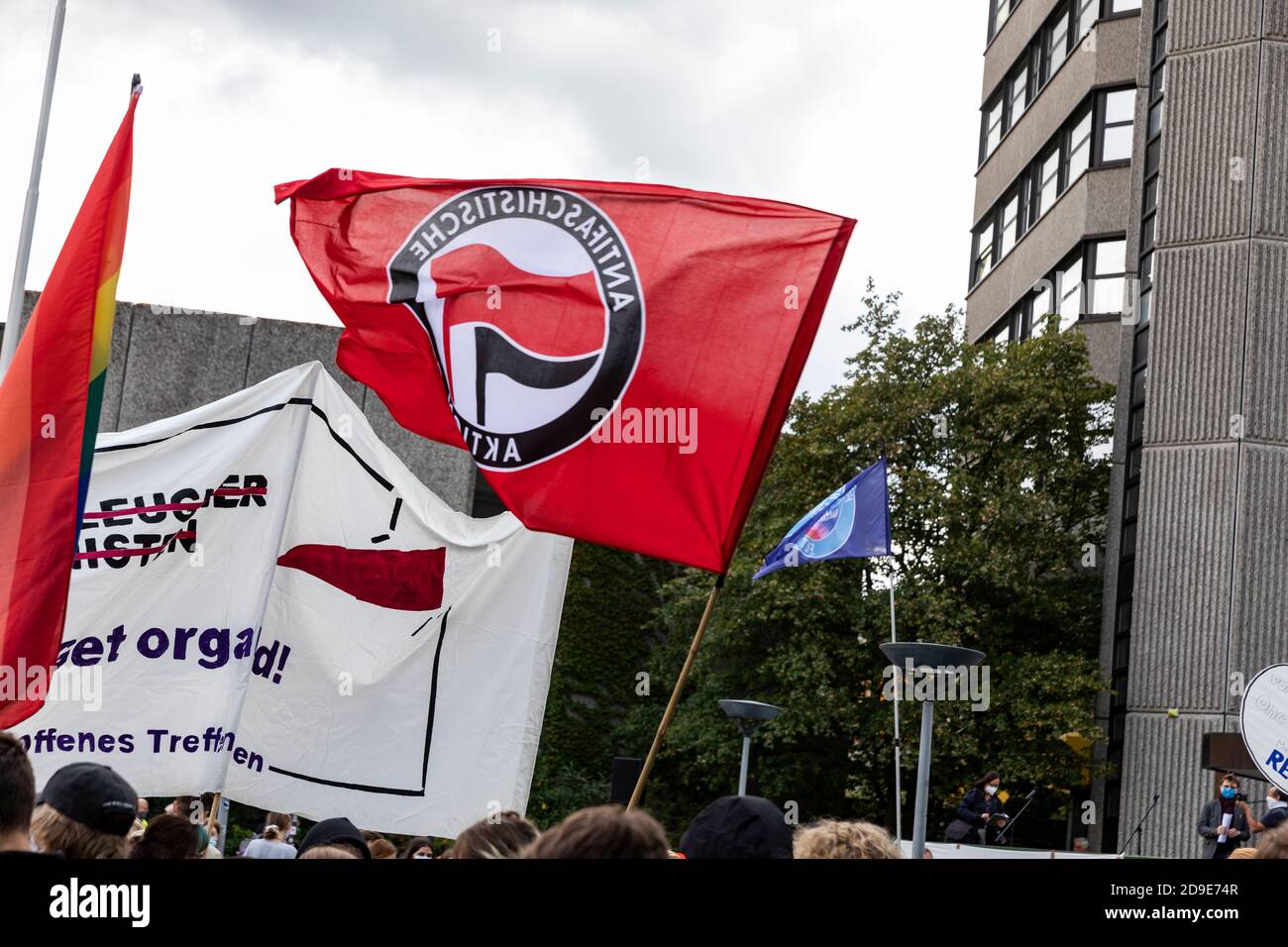 Gottingen, Deutschland. Herbst 2020. Rote Anti-Faschismus-Fahne wehend draußen während des Protestes. Stockfoto