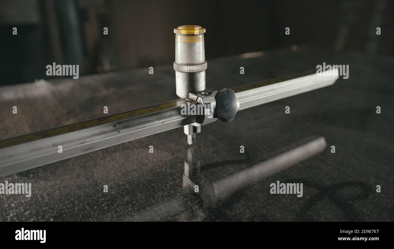Glas schneiden und bearbeiten für Kamin Türen. Runde Glas Cutter.  Arbeitnehmer mit Glas schneiden Glas schneiden Diamant Stockfotografie -  Alamy
