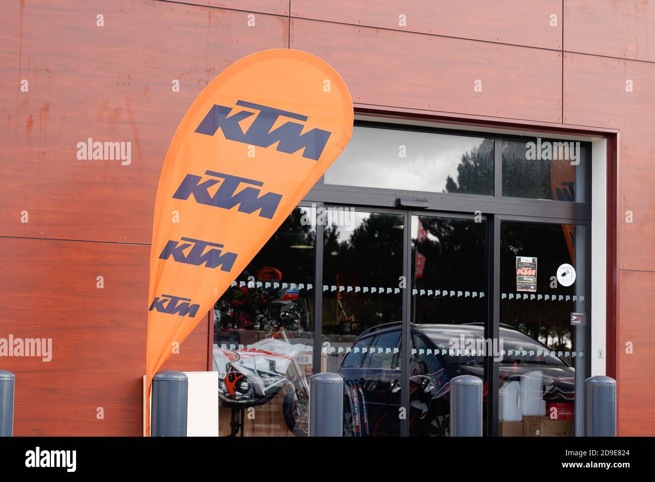 Bordeaux , Aquitaine / Frankreich - 11 01 2020 : KTM Motorradlogo und Schild auf orangefarbener Flagge vor dem Motorradhändler Stockfoto