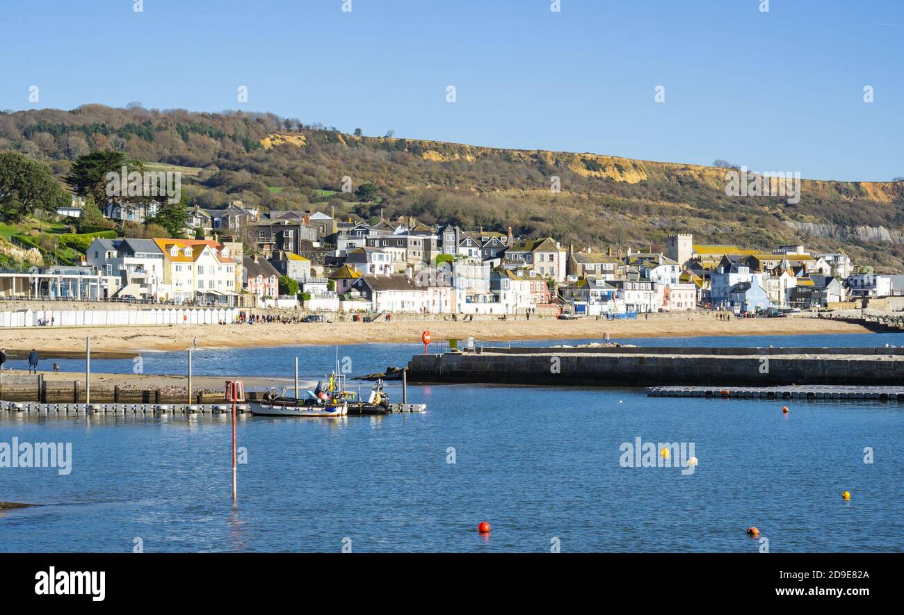 Lyme Regis, Dorset, Großbritannien. November 2020. UK Wetter: Der Cobb und Hafen an einem schönen sonnigen Tag am ersten Tag der vierwöchigen Sperre unten am Badeort Lyme Regis. Kredit: Celia McMahon/Alamy Live Nachrichten Stockfoto