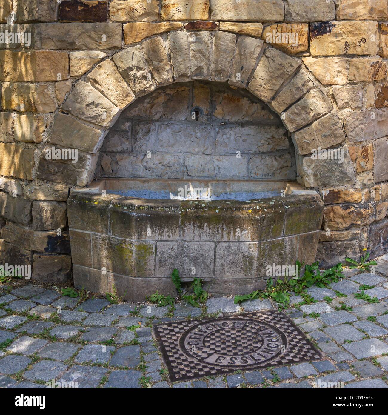 Alte historische leerer Brunnen in einer Steinmauer, Schloss Esslingen, Deutschland. Stockfoto