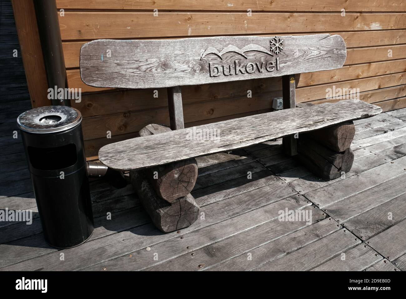 Bukovel, Ukraine - Juli 2020: Holzbank mit Bukovel-Logo in einem beliebten Skigebiet in der Ukraine. Sommeraktivitäten in den Karpaten. Stockfoto