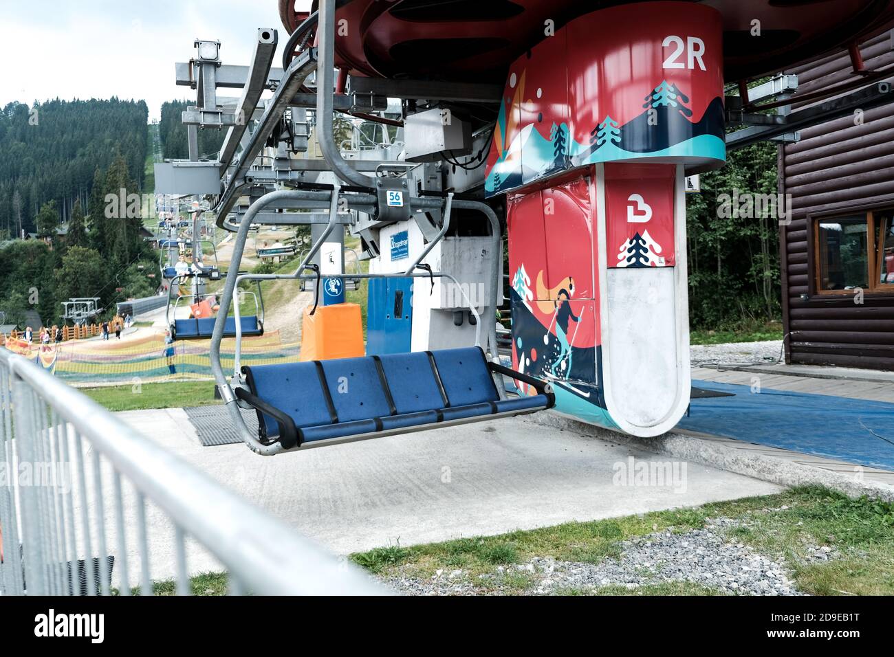 Bukovel, Ukraine - Juli 2020: Leerer Skilift oder Sessellift im ukrainischen Kurort Bukovel im Sommer. Weniger Touristen während der Pandemie-Isolation. Stockfoto