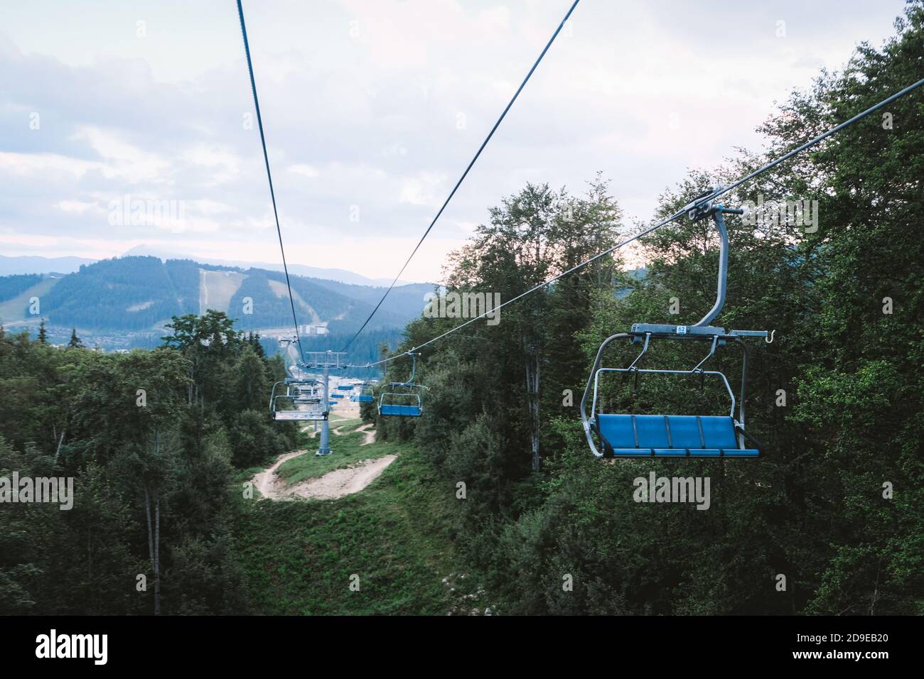 Bukovel, Ukraine - Juli 2020: Skilift im Sommer in den Karpaten. Urlaub Ukraine im Sommer. Touristentransport nach oben Stockfoto