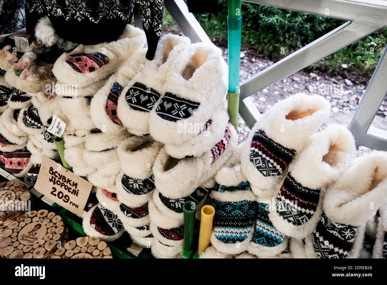 Bukovel, Ukraine - Juli 2020: Verkauf von warmen gemütlichen Wollschuhen für zu Hause auf einer ukrainischen Messe. Lokale Handwerkskunst für Touristen. Geschenkideen oder Geschenkideen für Stockfoto