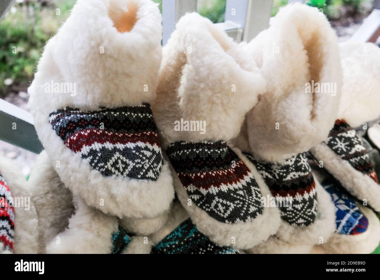 Komfortable Hausschuhen. Verkauf von warmen gemütlichen Wollschuhen für zu Hause auf einer ukrainischen Messe. Lokale Handwerkskunst für Touristen. Geschenk oder Geschenk Winter Ideen Stockfoto