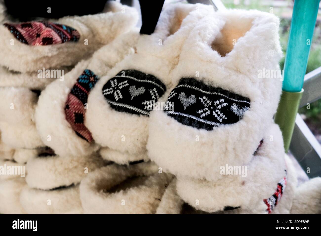 Verkauf von warmen gemütlichen Wollschuhen für zu Hause auf einer ukrainischen Messe. Lokale Handwerkskunst für Touristen. Geschenkideen für Winter oder Herbst. Traditionell. Stockfoto