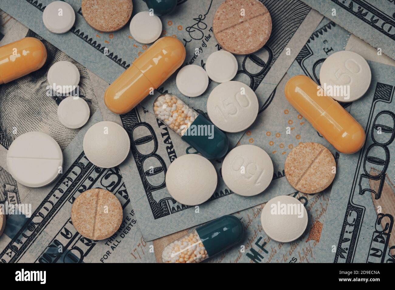 Kosten Arzneimittel und Behandlungskonzept.verschiedene bunte Pillen Kapseln auf Geldrechnungen Stockfoto