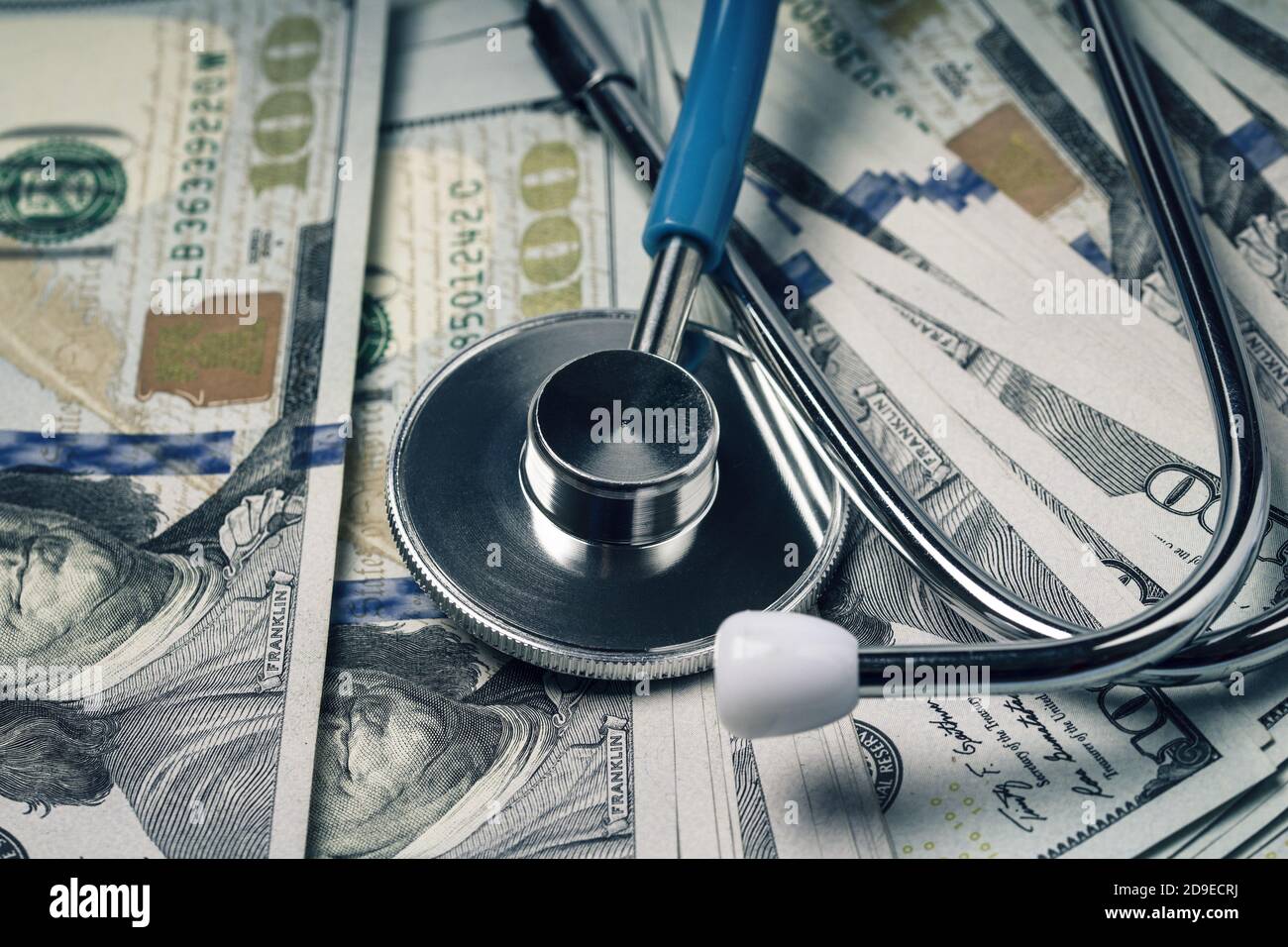 Stapel von Bargeld Dollar und Stethoskop. Konzept der medizinischen Bestechung oder teure Medizin Stockfoto