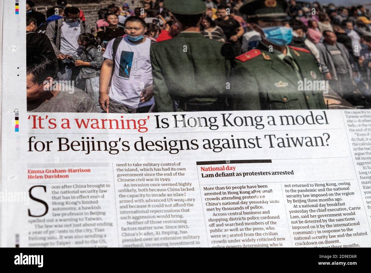 "Es ist eine Warnung" "ist Hongkong ein Vorbild für Pekings Entwürfe gegen Taiwan? Guardian Zeitung Schlagzeile China Artikel Oktober 2020 London England Großbritannien Stockfoto