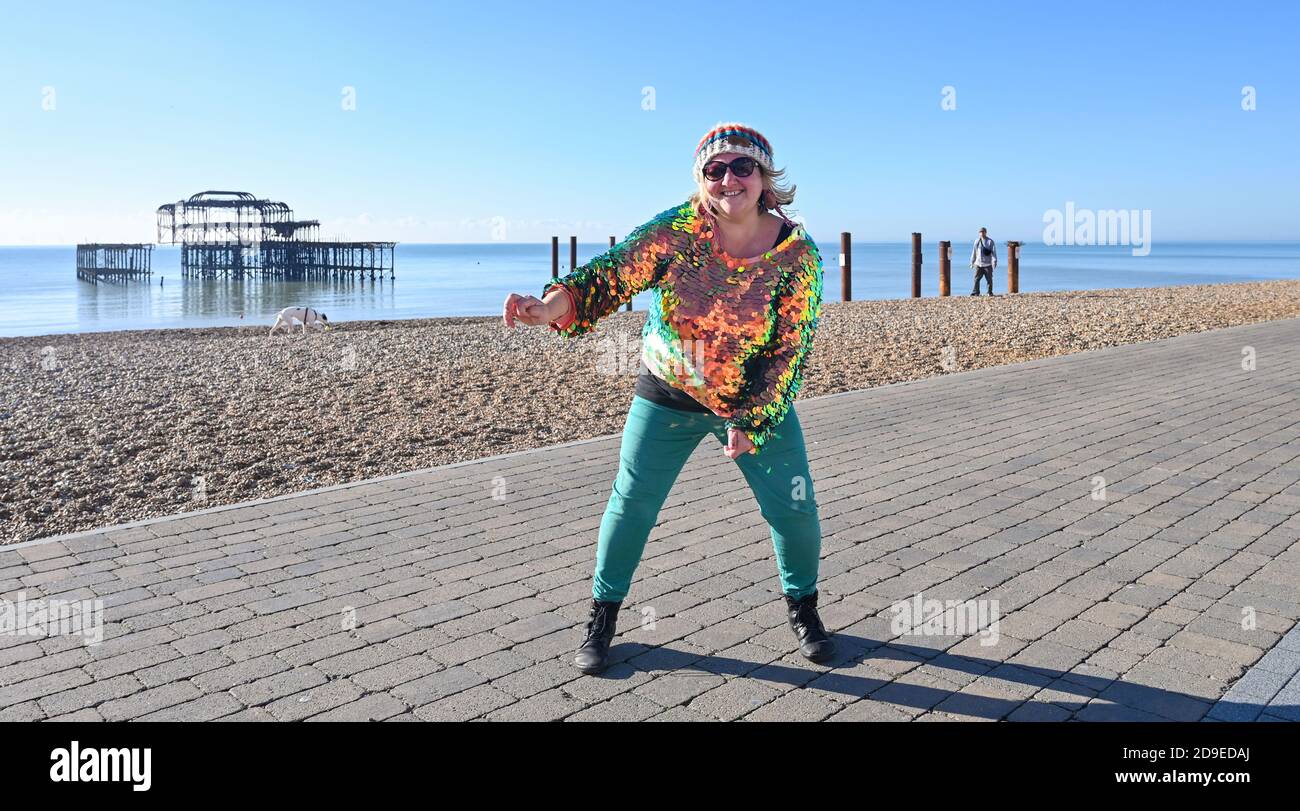 Brighton UK 5. November 2020 - Cara Mathia Brennan bekannt als Cara funkelt Tänze entlang Brighton Küste in herrlichem Sonnenschein am ersten Tag der neuen Coronavirus Sperrungen in England, da mehr sonniges Wetter für die nächsten Tage prognostiziert wird . Cara wird jeden Tag durch den neuen Lockdown tanzen, wie sie es für den ersten Lockdown Anfang dieses Jahres getan hat : Credit Simon Dack / Alamy Live News Stockfoto