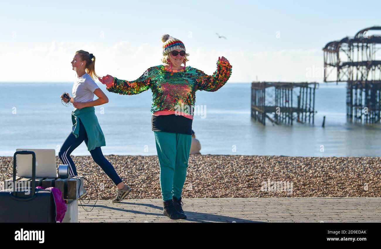 Brighton UK 5. November 2020 - Cara Mathia Brennan bekannt als Cara funkelt Tänze entlang Brighton Küste in herrlichem Sonnenschein am ersten Tag der neuen Coronavirus Sperrungen in England, da mehr sonniges Wetter für die nächsten Tage prognostiziert wird . Cara wird jeden Tag durch den neuen Lockdown tanzen, wie sie es für den ersten Lockdown Anfang dieses Jahres getan hat : Credit Simon Dack / Alamy Live News Stockfoto