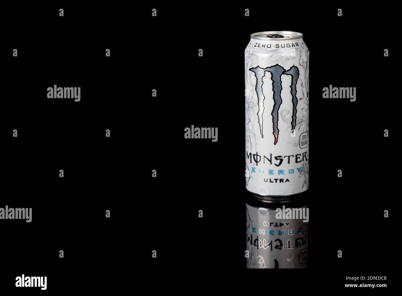 London, Großbritannien, 14. Oktober 2020:- EINE Dose Monster Zero Sugar Ultra Energy Drink auf schwarzem Hintergrund isoliert Stockfoto