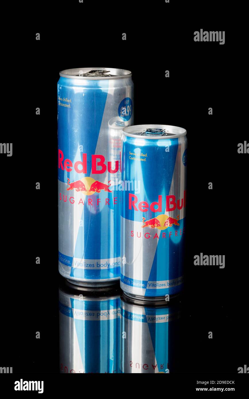 London, Großbritannien, 14. Oktober 2020:- große & kleine Dosen Red Bull Sugar Free Energy Drink isoliert auf schwarzem Hintergrund Stockfoto
