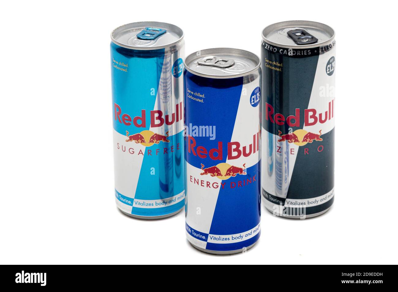 London, Großbritannien, 14. Oktober 2020:- Dosen von Red Bull, Sugar Free & Zero Energy Drinks isoliert auf weißem Hintergrund Stockfoto