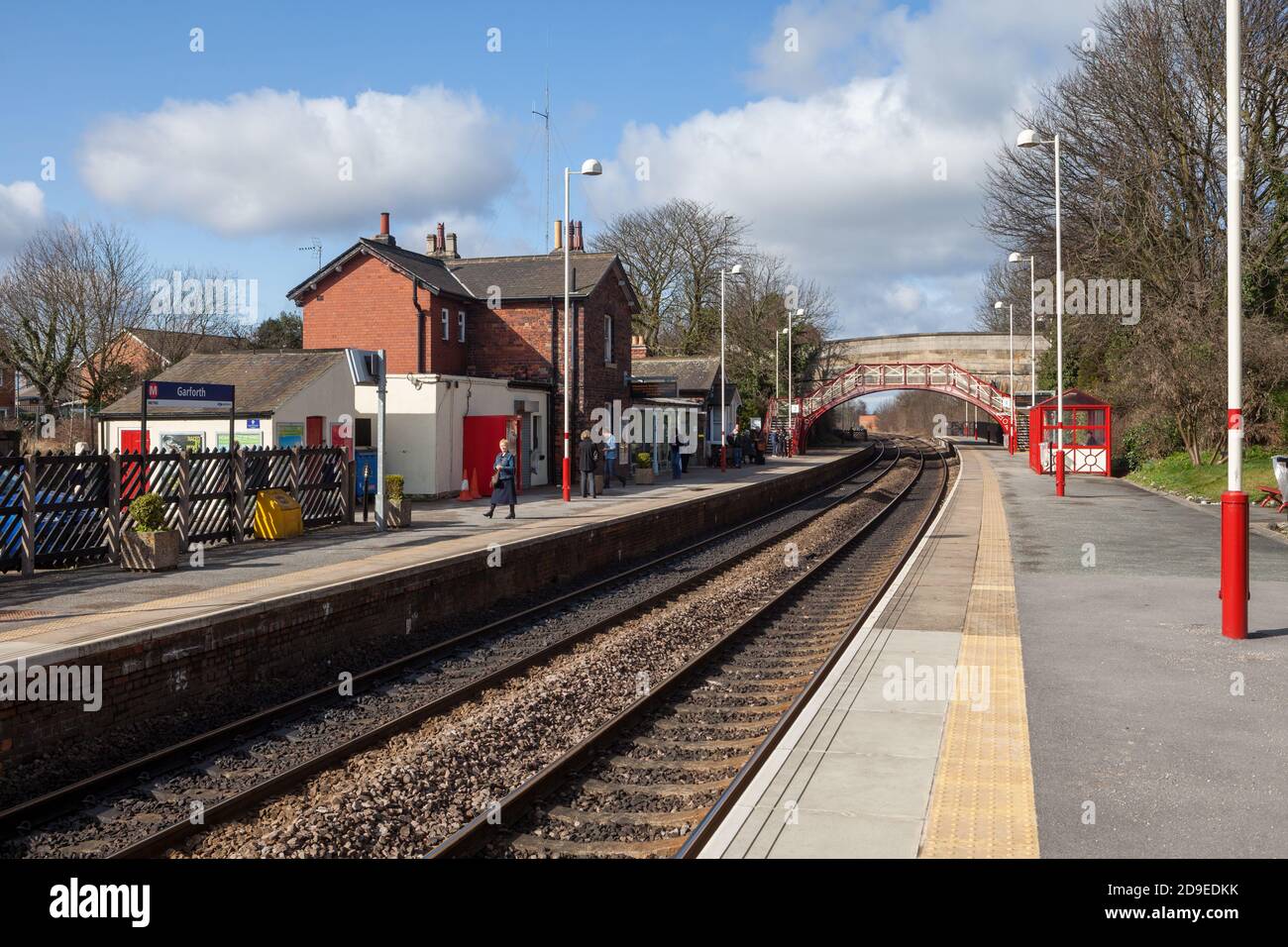 Passagiere warten auf einen Zug am Bahnhof Garforth in West Yorkshire Stockfoto
