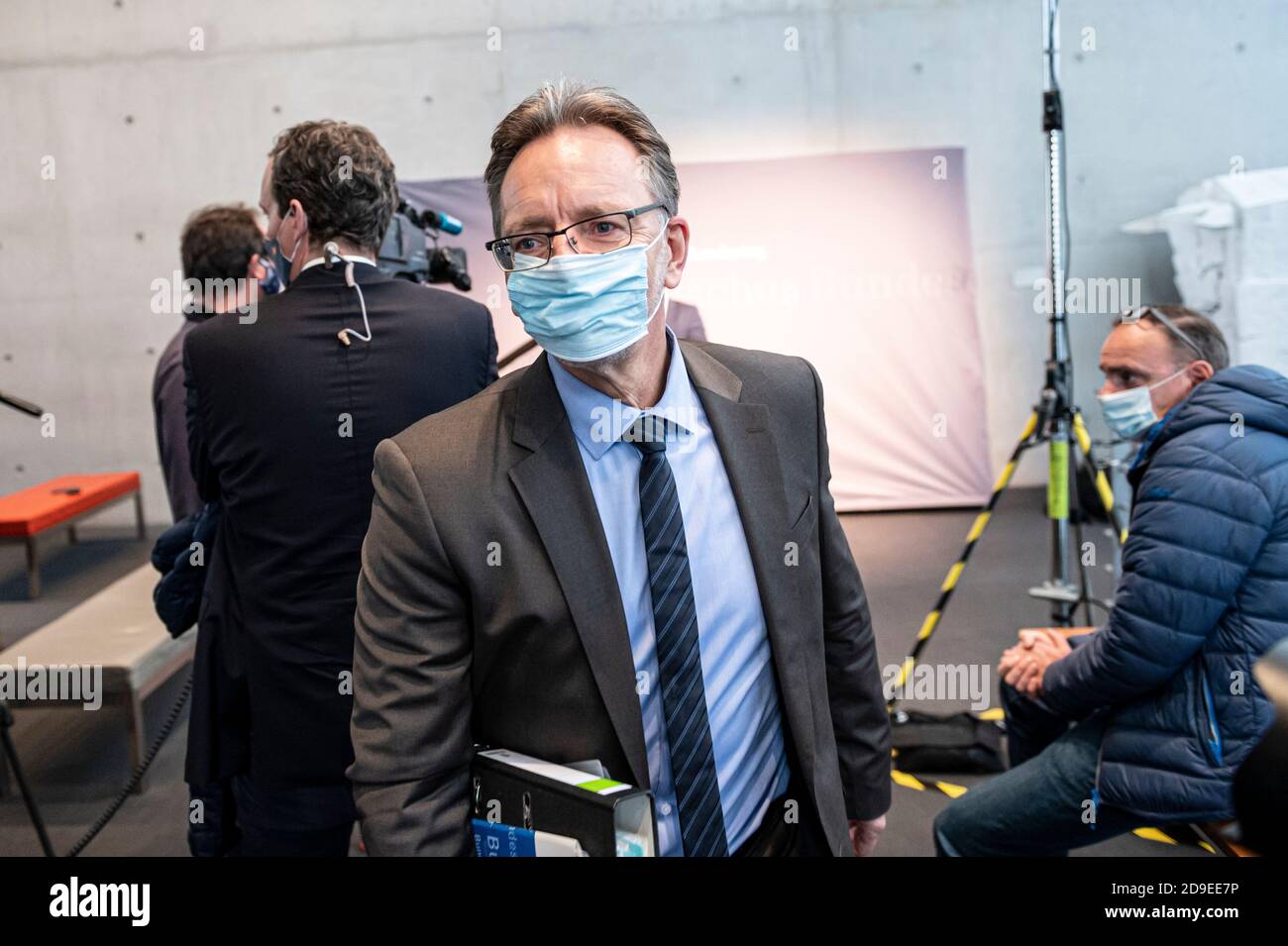 Berlin, Deutschland. November 2020. Holger Münch, Präsident des BKA, trifft mit Mund- und Nasenschutz in der öffentlichen Sitzung des Untersuchungsausschusses des Bundestages zum Anschlag am Breitscheidplatz ein. Die Leiter des Bundesnachrichtendienstes (BND) und des Bundeskriminalamtes (BKA) sollen im Bundestag erklären, ob wichtige Informationen vor dem Terroranschlag auf den Breitscheidplatz übersehen oder nicht an ihre Behörden weitergegeben worden sein könnten. Quelle: Fabian Sommer/dpa/Alamy Live News Stockfoto